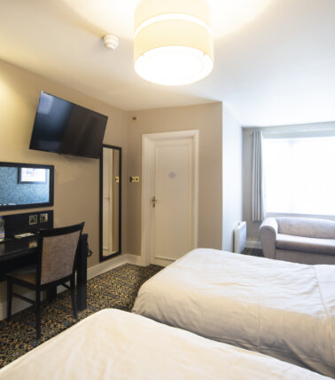 Globe Hotel, King's Lynn twin beds with tv and desk
