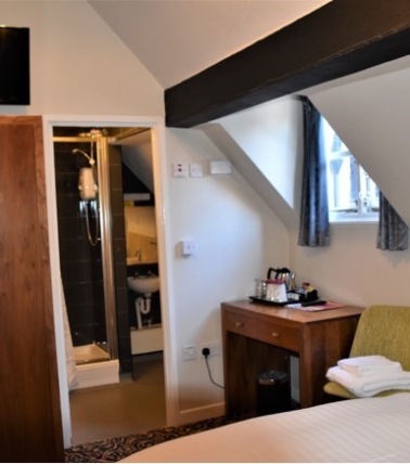 George Hotel, Bewdley bedroom with en suite