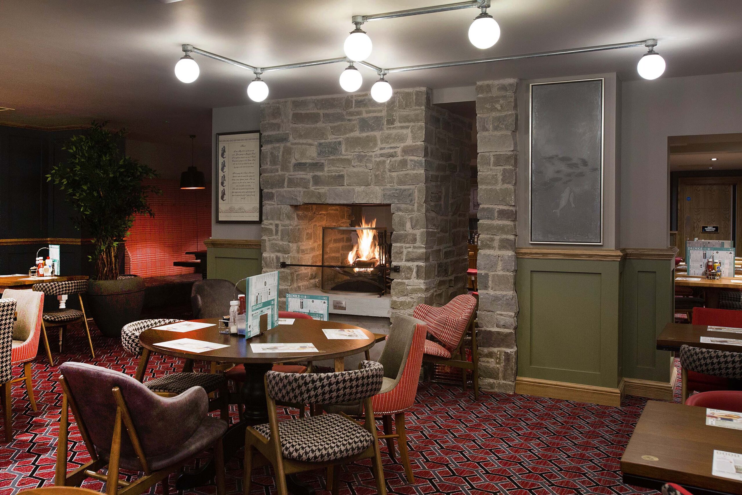 Jolly's Hotel, Broughty Ferry, pub seating area
