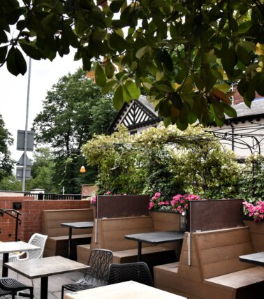 The Bull and Strirrup, Chester pub garden seating area