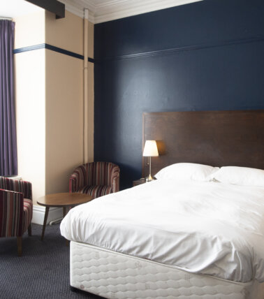 The Duke of Wellington, Minehead double bed and seating area