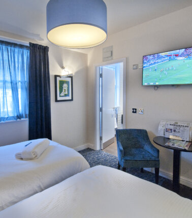 The Golden Hope, Sittingbourne twin room with seating area and tv