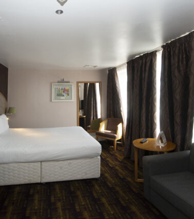 The Golden Lion, Rochester double bed with seating